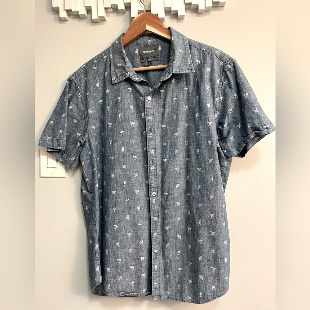 Bonobos Men’s Large Slim fit button up short sleeve t-shirt. Denim w/print.